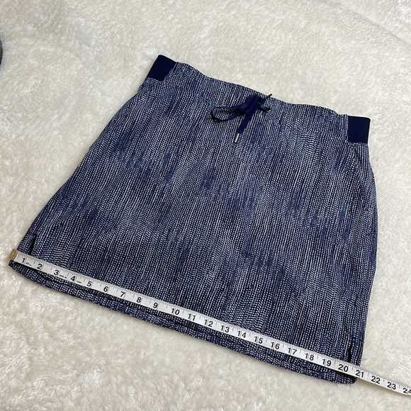 Athleta Midtown Batik Skort Navy and White Size 10 - Picture 11 of 11
